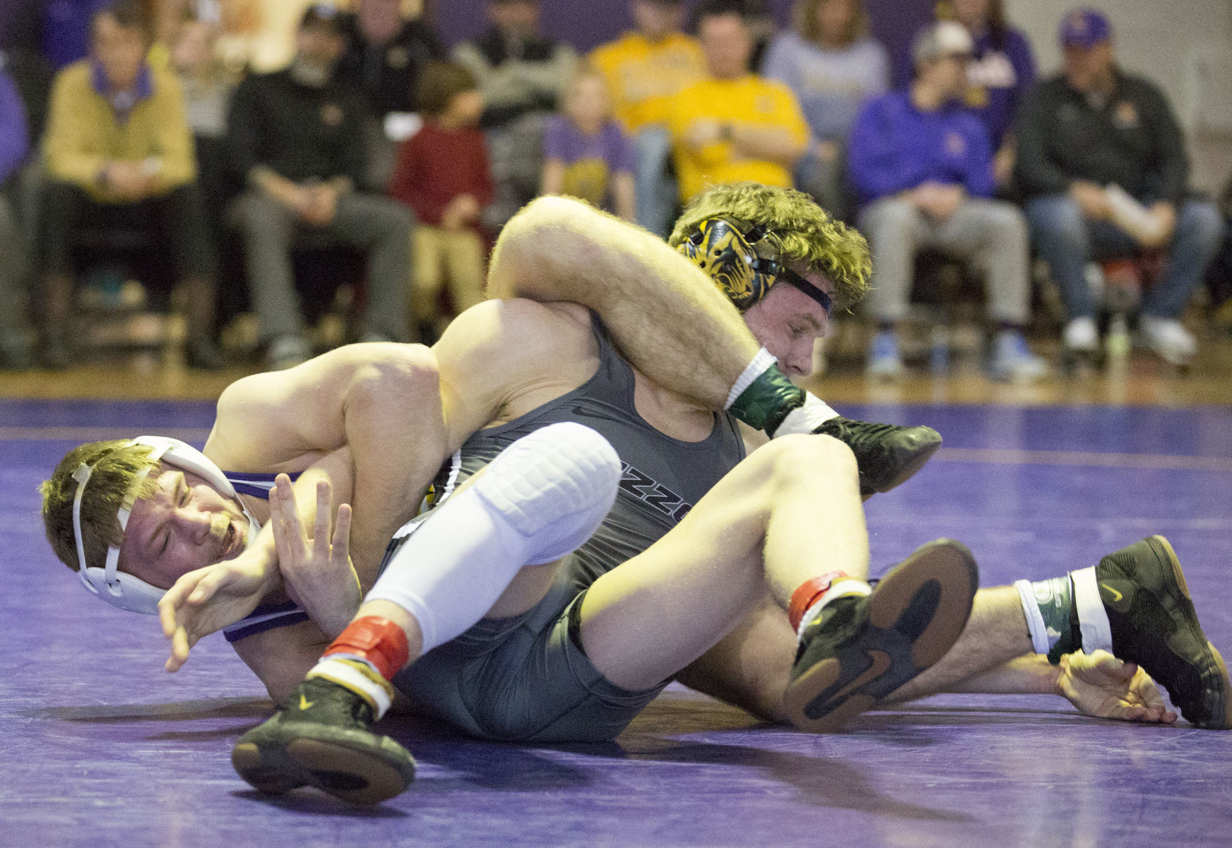 011220kw-uni-wrestling-05